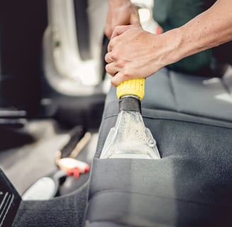 Estofado automotivo sendo limpo por maquina de sugção