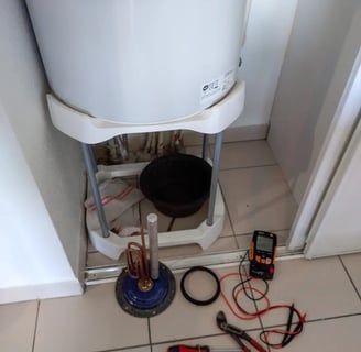 Réparation d’un chauffe-eau électrique avec remplacement de la résistance et contrôle au multimètre 