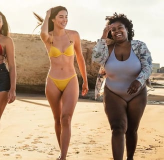 femmes heureuses sur une plage