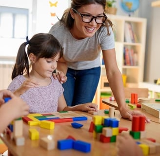 Os pais devem incentivar brincadeiras em casa, para ajudar no desenvolvimento infantil.