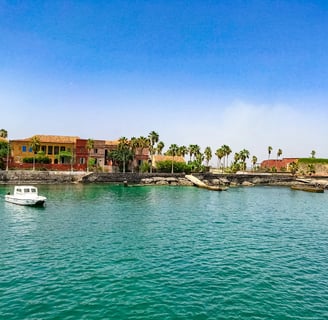 Ile de Gorée  Gorée avec ses eaux turquoises, l'île aux esclaves