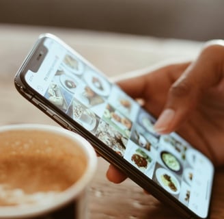 Celular na mão de uma pessoa vendo como recuperar fotos do Orkut