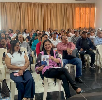 Grupo de abogados y abogadas de Santiago de los Caballeros mostrando su apoyo a Harol Echavarría