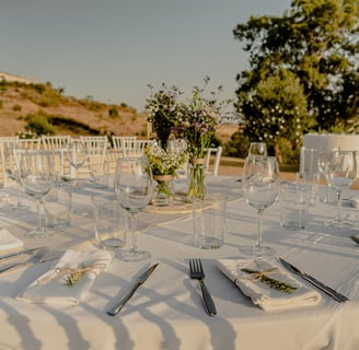 Mesas elegantes para bodas al aire libre en Málaga. Detalles que marcan la diferencia