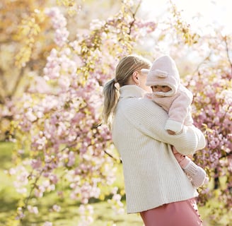 mama su kūdikiu ant rankų fotosesija sakūrų sode