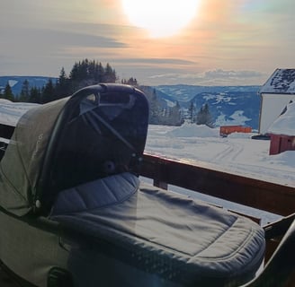 saulėtekis norvegijos kalnuose keliaujant su kūdikiu