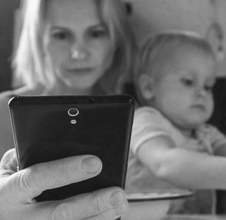 mama su vaiku telefone