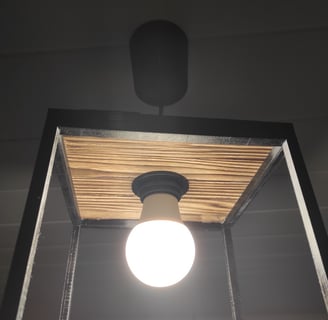Lustre mêlant impression 3D et bois brûlé