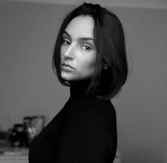 DESIGNER, ESTRATEGISTA DE MARCA E CRIADORA DE CONTEÚDO