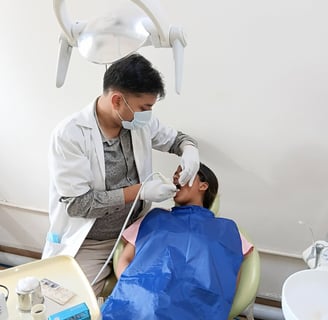 Dr Barun Kant dentist at Rps Dental Clinic in Ranchi doing ultasonic scaling