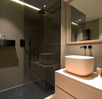 salle de bain épurée, douche à l'italienne, éclairage tamisé