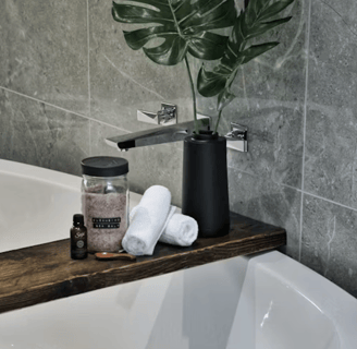Porte savon sur une baignoire îlot