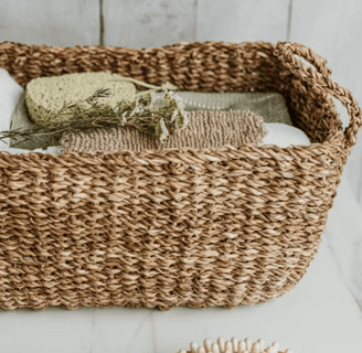 Panier en fibres naturelles pour ranger les serviettes de bain