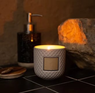 bougies en ceramique, carrelage foncé, ,tons neutres dans salle de bain