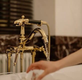 eau qui coule d'un robinet en laiton