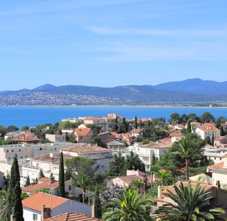 Vue exceptionnelle sur la mer et sur la ville de Saint-Raphaël