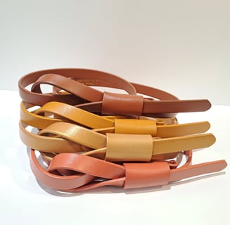 plusieurs ceintures aux tons chauds