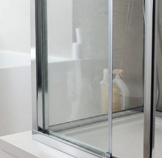 Zářivý sprchový kout bez vodního kamene a šmouh