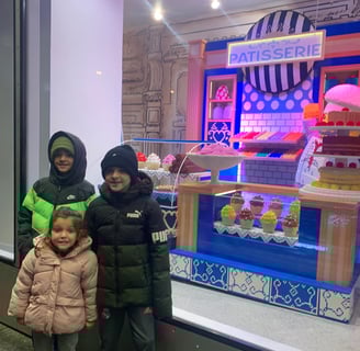 Tienda lego paris les halles podemos ver una pasteleria montada con legos