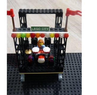 Batería hecha con piezas de LEGO, escenario con piezas de LEGO.