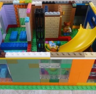 parque de bolas con piezas de LEGO. Niños jugando en un parque, tobogan, colchonetas LEGO.