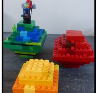 Planetas y astronauta de diferentes tamaños hechos con piezas de Lego.