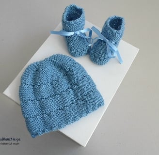 Bonnet et chaussons bleus laine fait main