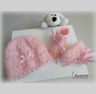 Bonnet et chaussons roses tricotés main
