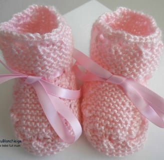 Bonnet et chaussons roses tricotés main
