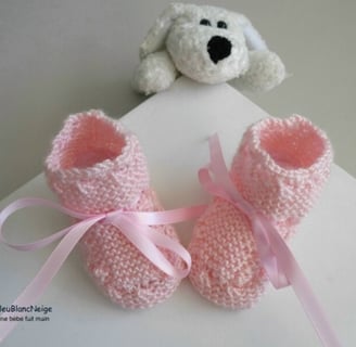Bonnet et chaussons roses tricotés main