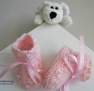 Bonnet et chaussons roses tricotés main