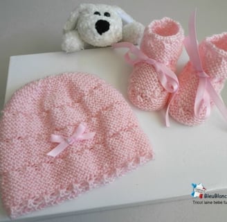 Bonnet et chaussons roses tricotés main