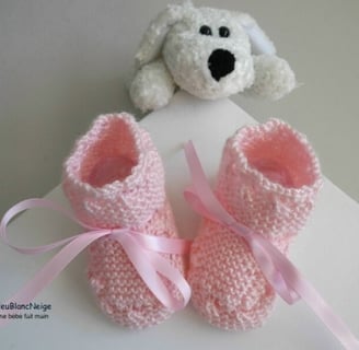 Bonnet et chaussons roses tricotés main