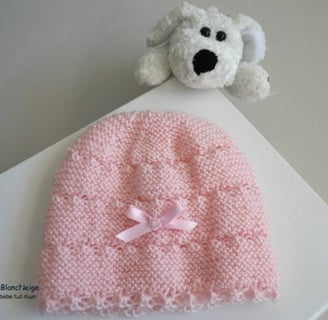 Bonnet et chaussons roses tricotés main