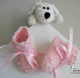 Bonnet et chaussons roses tricotés main