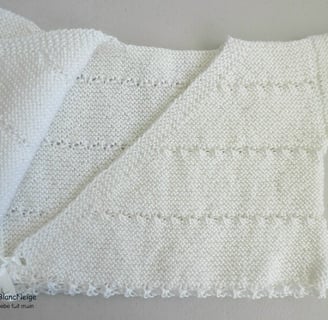 Brassiere layette bebe tricotee main