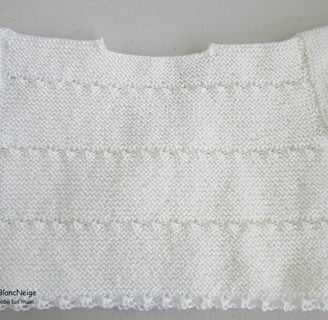 Brassiere layette bebe tricotee main