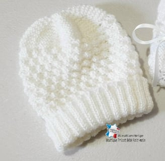 Bonnet et chaussons blancs tricotés main