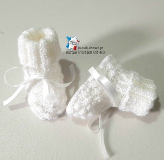 Bonnet et chaussons blancs tricotés main