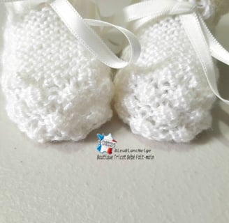 Bonnet et chaussons blancs tricotés main