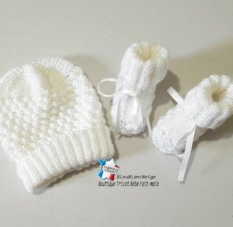 Bonnet et chaussons blancs tricotés main