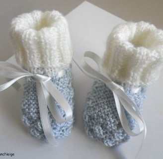 Bonnet et chaussons layette bb bleublancneige