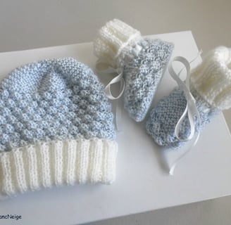 Bonnet et chaussons layette bb bleublancneige