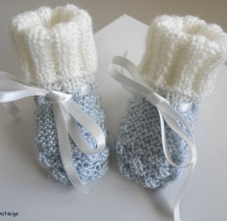 Bonnet et chaussons layette bb bleublancneige