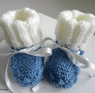 Bonnet et chaussons layette bb bleublancneige