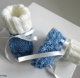Bonnet et chaussons layette bb bleublancneige