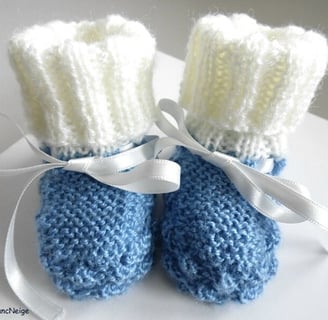 Bonnet et chaussons layette bb bleublancneige