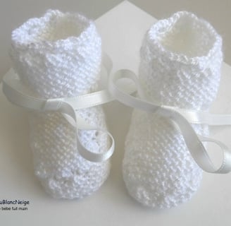 Chaussons blancs layette bb tricot fait main