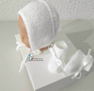 Beguin et chaussons blancs tricot bebe