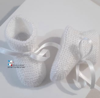 Béguin blanc et chaussons tricot bb